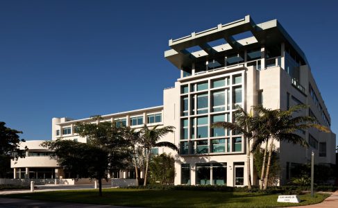 Robert-y-Judi-Prokop-Newman-Alumni-Center.-Cert-Leed.-Miami.-Florida.-EEUU_