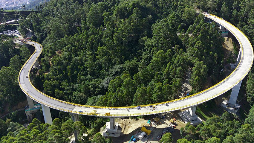 Puente Yarumo Blanco, dentro del proyecto Cruce de la Cordillera Central (Colombia).