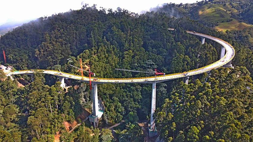 Puente Yarumo Blanco, dentro del proyecto Cruce de la Cordillera Central (Colombia).