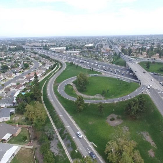 Vista aérea de la I-405, el mayor contrato de OHL en EEUU.