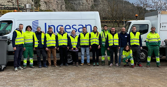 Trabajadores de Ingesan encargados de la gestión de residuos en la comarca del Bages, Barcelona.